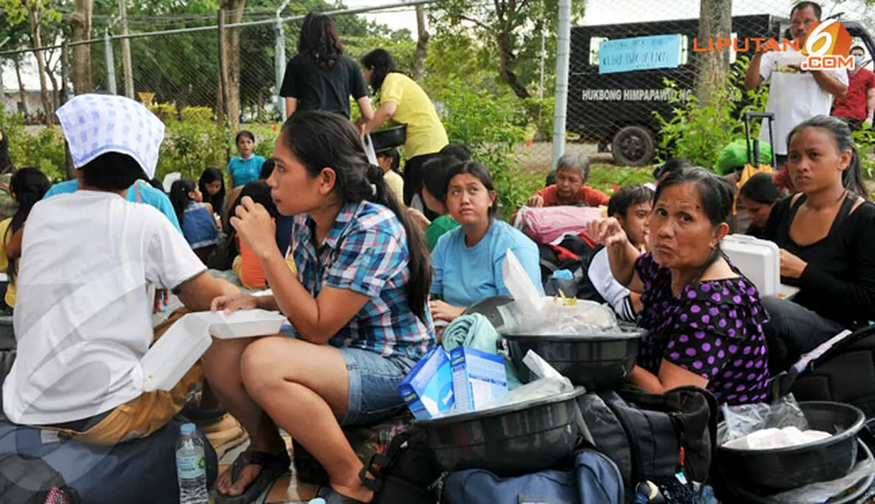 Masyarakat setempat tampak sedang makan bersama di kamp pengungsian. Warga sangat memerlukan bantuan bahan bantuan bahan makanan dan obat-obatan. (Liputan6.com/Fahrizal Lubis)