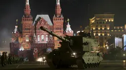 Howitzer swagerak "Koalitsiya-SV", terlihat saat latihan parade kemenangan di Red Square, Moscow Rusia, (4/5/2015). Alutsista satu ini mampu menembakan amunisi hinga puluhan kilometer dan sanggup berenang di wilayah perairan. (REUTERS/Maxim Shemetov) 