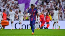 Ferran Torres dari Barcelona mengambil bola saat para pemain Real Madrid merayakan gol kedua timnya dalam pertandingan La Liga di Santiago Bernabeu, Minggu, 26 Oktober 2025. (AP Photo/Manu Fernandez)&nbsp;&nbsp;&nbsp;