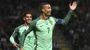 Bintang Portugal, Cristiano Ronaldo, merayakan gol yang dicetaknya ke gawang Latvia pada laga kualifikasi Piala Dunia 2018 di Stadion Skonto, Riga, Jumat (9/6/2017). Latvia kalah 0-3 dari Portugal. (AP/Roman Koksarov)