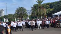 Ratusan kepala daerah terpilih Pilkada 2024 menjalani gladi kotor pelantikan di Jalan Silang Monas Barat Laut, Gambir, Jakarta Pusat, Selasa pagi (18/2/2025).(Merdeka.com/ Alma Fikhasari)