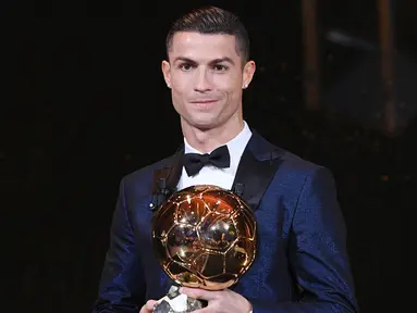 Bintang Real Madrid asal Portugal, Cristiano Ronaldo, dinobatkan sebagai peraih Ballon d'Or 2017 di Menara Eiffel, Paris, Jumat (8/12/2017). Gelar Ballon d'Or kelima bagi CR7 ini sekaligus menyamai raihan Ballon d'Or milik Messi. (AFP/Franck Faugere)