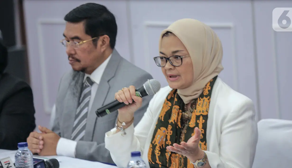 Kepala BPOM Penny K Lukito (kanan) memberikan keterangan dalam konferensi pers di Gedung BPOM Jakarta, Jumat (11/10/2019). Produk ranitidin dibekukan izin edarnya menyusul temuan cemaran N-nitrosodimethylamine (NDMA) pada sampel produk tersebut. (Liputan6.com/Faizal Fanani)