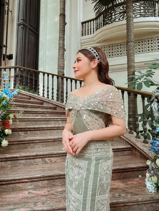 Seperti inilah potret Prilly Latuconsina saat menjadi bridesmaid di acara pernikahan sang sahabat yang bernama Julia Indah belum lama ini. (FOTO: instagram.com/prillylatuconsina96)