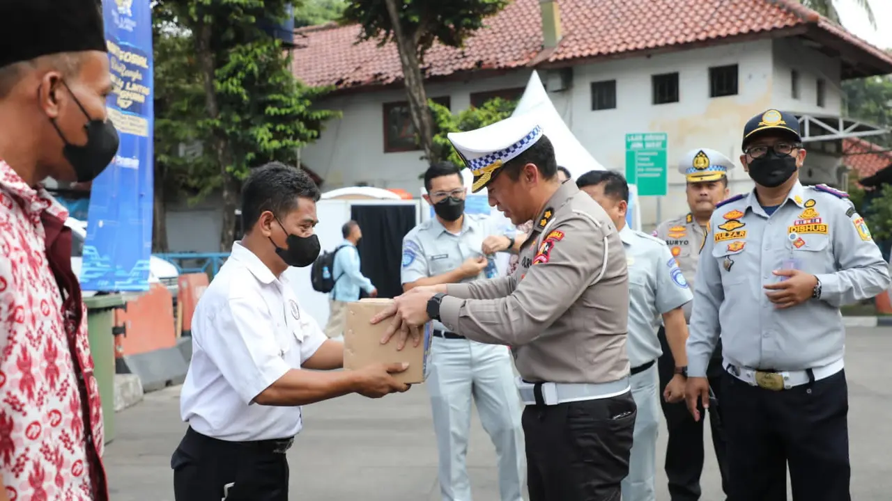 Korps Lalu Lintas (Korlantas) membagikan ratusan sembako kepada sejumlah komunitas sopir di kawasan Terminal Kampung Rambutan, Jakarta.