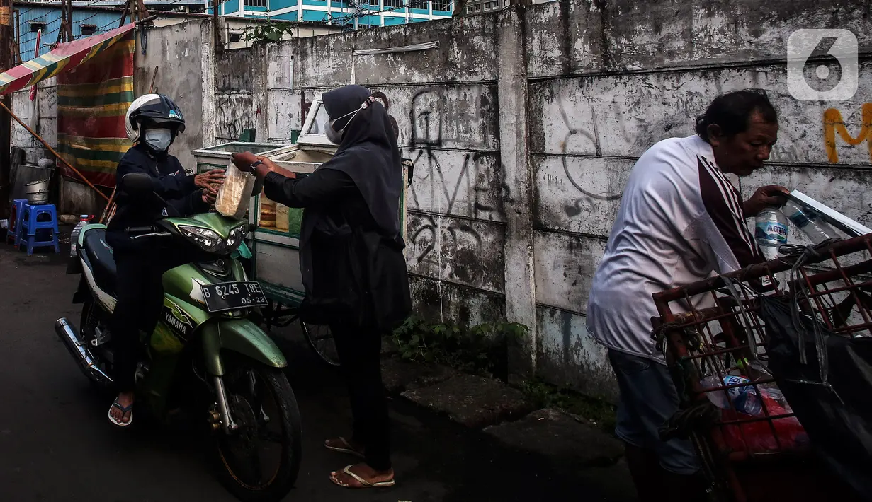 Warga membeli roti di Perumahan Padat Penduduk kawasan Kuningan Jakarta, Kamis (1/7/2021). Rerata kasus harian corona di jakarta belakangan terbilang fluktuatif, berada pada kisaran 5.000-8.000 kasus. (Liputan6.com/Johan Tallo)