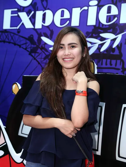 "Iya, enakkan sama orang biasa saja. enggak banyak tingkah jadinya," kata Ayu Ting Ting di Grand Indonesia, kawasan Thamrin, Jakarta Pusat, Sabtu (26/3/2016). (Nurwahyunan/Bintang.com)