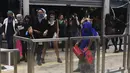 Seorang wanita menghancurkan kaca saat unjuk rasa di stasiun bis di Mexico City (16/8/2019). Ratusan wanita berdemonstrasi menuntut keadilan bagi dua gadis remaja yang dilaporkan media telah diperkosa anggota polisi di sebuah museum kota. (AP Photo/Marco Ugarte)