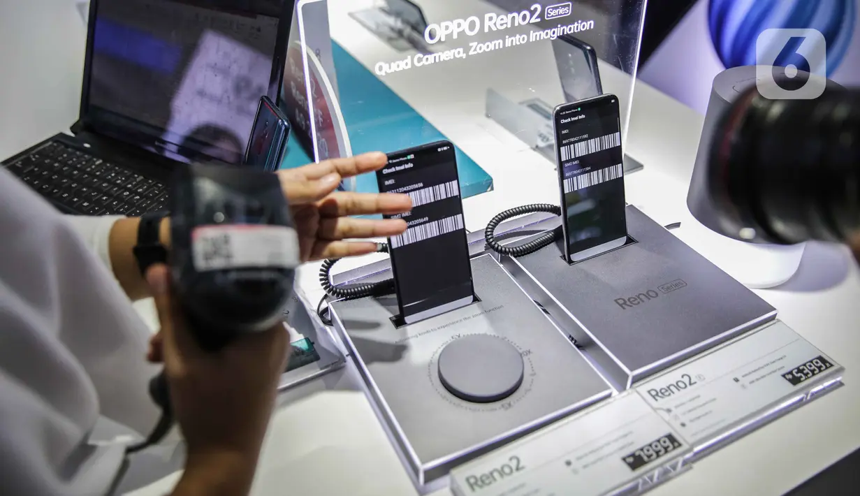 Petugas toko memindai IMEI handphone untuk didata di ITC Roxy Mas, Jakarta, Selasa (26/11/2019). Kemendag, Kemenperin, dan Kemenkominfo mulai memberlakukan aturan validasi IMEI pada 18 April 2020. (Liputan6.com/Faizal Fanani)