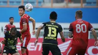 Pemain PSM Makassar, Sutanto Tan (kedua dari kiri) mengontrol bola di udara dibayangi sejumlah pemain Barito Putera dalam laga pekan ke-5 BRI Liga 1 2021/2022 di Stadion Wibawa Mukti, Cikarang, Senin (27/9/2021). PSM kalah 0-2. (Bola.com/Ikhwan Yanuar)
