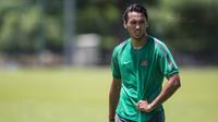 Striker Timnas Indonesia, Ezra Walian, saat latihan di Padang Kelab Aman, Kuala Lumpur, Rabu (16/8/2017). Indonesia akan menghadapi Filipina pada laga kedua Grup B SEA Games 2017. (Bola.com/Vitalis Yogi Trisna)
