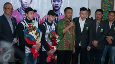 Pasangan Indonesia Kevin Sanjaya Sukamuljo-Marcus Fernaldi Gideon (kiri) saat acara penyambutan Juara All England 2017 di Bandara Internasional Soekarno Hatta, Tangerang, Banten, Selasa (14/3). (Liputan6.com/Gempur M Surya)