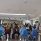 Pekerja migran menjalani tes Covid-19 di Bandara Juanda. (Dian Kurniawan/Liputan6.com)