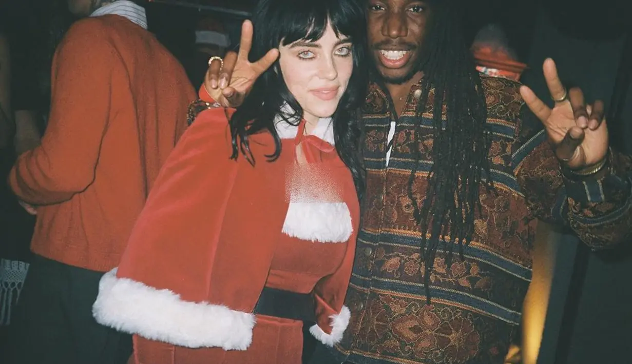 Meski tidak secara langsung membagikan momen ulang tahunnya. Potret dan video pesta ulang tahun Billie Eilish telah beredar di media sosial. Dia mengenakan gaun dan jubah merah yang mirip seperti Nyonya Santa Claus dengan hiasan bulu putih. (Liputan6.com/IG/@only_omenihu)