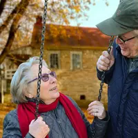 Mungkin memang tak persis seperti Nani Wijaya dan Ajip Rosidi, tapi aku cintaku padamu tak kenal usia. (Via: pixabay)