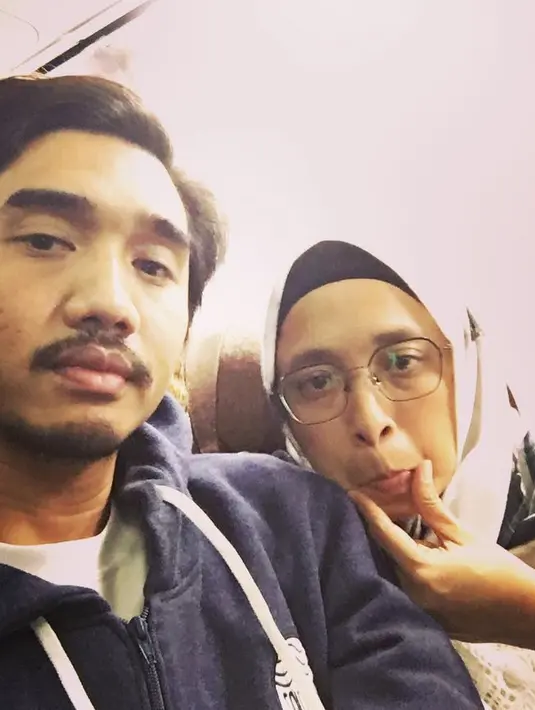 Ia bersama suami dan keduanya pun tinggal bahagia di Yogyakarta. Dalam potret tersebut, ia nampak mengenakan kerudung segi empat warna putih motif hitam. @pakduta