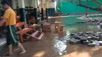 SDN Sukamanah 02 di Jalan Manduhur, Desa Sukamanah, Kecamatan Jonggol, Kabupaten Bogor terendam banjir. (Foto:Liputan6/Achmad Sudarno)