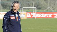 Pelatih Napoli, Roberto Donadoni dalam sesi latihan pada 11 Maret 2009 di Castelvolturno. Donadoni diangkat setelah Napoli memecat Edy Reja. AFP PHOTO/ROBERTO SALOMONE
