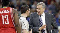 Pelatih Houston Rockets, Mike D'Antoni (kanan) melakukan protes kepada wasit, Scott Twardoski (52) saat timnya melawan Orlando Magic pada laga NBA di Amway Center, (6/1/2017), Orlando. Houston Rockets menang 100-93. (AP/John Raoux)