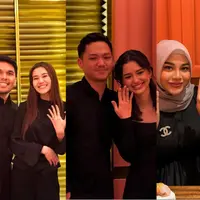 Melihat gaya pasangan adu pamer cincin di lamaran Azriel Hermansyah dan Sarah Menzel (@attahalilintar @thariqhalilintar)
