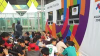 Para suporter timnas Indonesia U-23 sudah memadati Stadion Patriot sejak pagi demi membeli tiket pertandingan (Bola.com)