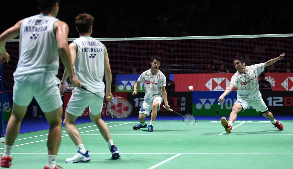 Pasangan Jepang Hiroyuki Endo/Yuta Watanabe mengembalikan kok kepada pasangan Indonesia Kevin Sanjaya Sukamuljo/Marcus Fernaldi Gideon pada laga final ganda putra All England 2020 di Birmingham, Inggris, Minggu (15/3/2020). Kevin/Marcus kalah dengan skor 18-21, 21-12, dan 19-21. (Oli SCARFF/AFP)