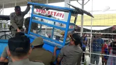 Petugas Satpol PP merazia PKL di Tanah Abang. Sempat terjadi tarik menarik gerobak antara keduanya saat razia.