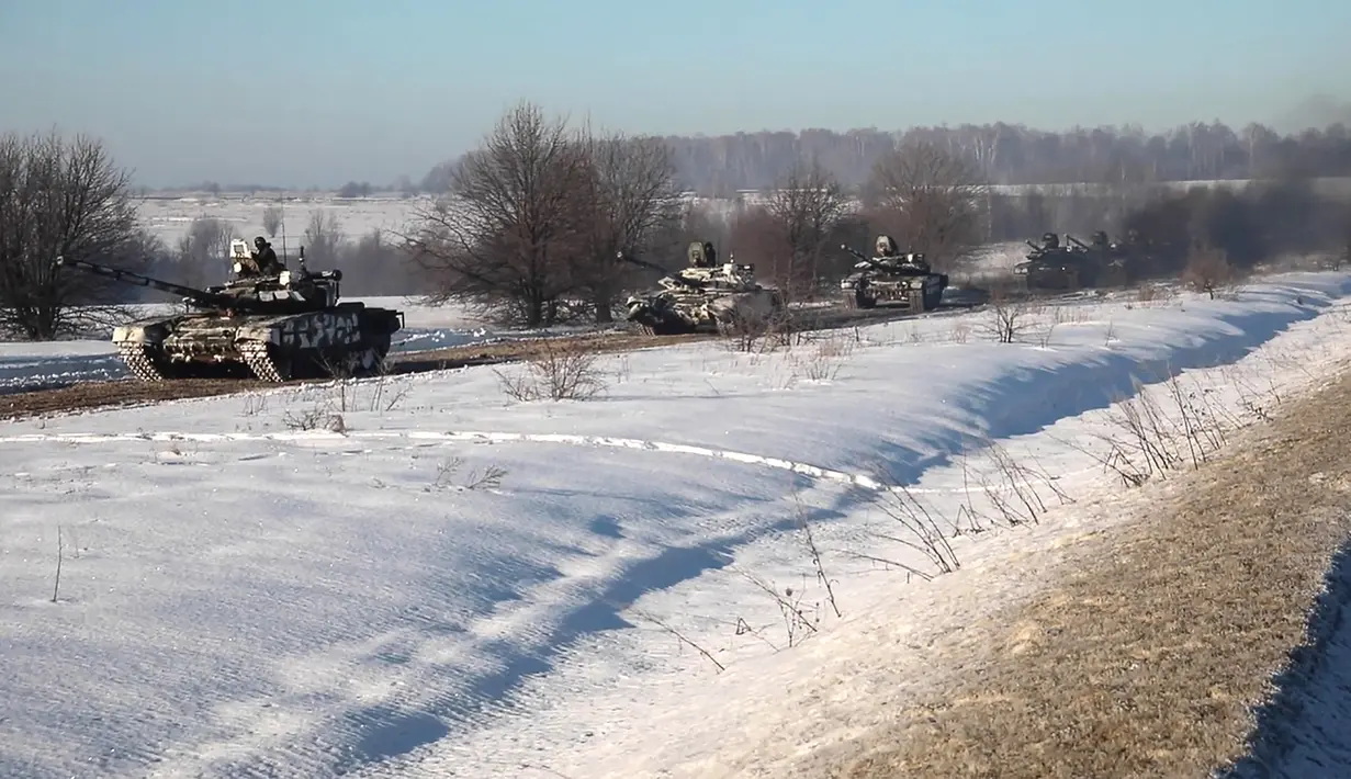Tank-tank Rusia berangkat ke Rusia setelah latihan gabungan dengan Belarusia di lapangan tembak dekat Brest (15/2/2022). Rusia mengatakan pada 15 Februari 2022 bahwa pihaknya menarik kembali beberapa pasukannya di dekat perbatasan Ukraina ke pangkalan mereka. (Handout/Russian Defence Ministry/AFP)