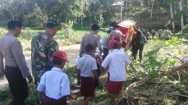 Bahagianya Siswa SD 193 Jenna mendapat rakit khusus dari Polisi (Fauzan/Liputan6.com)