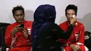 Peraih medali emas bulutangkis Olimpiade Rio 2016, Tontowi Ahmad dan Liliyana Natsir (kanan), saat make up sebelum tampil dalam acara Liputan 6 SCTV di Studio SCTV, SCTV Tower, Jakarta, Kamis (25/8/2016). (Bola.com/Arief Bagus)