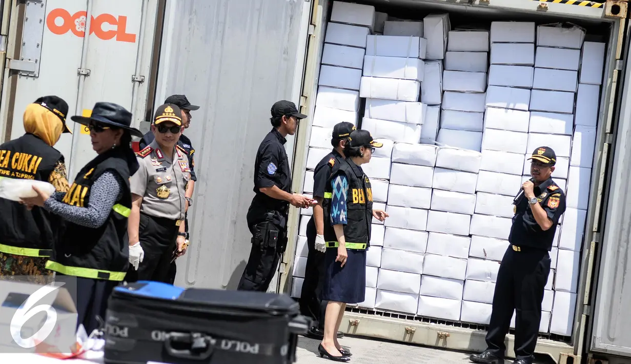 Dirjen Bea Cukai Kementerian Keuangan dan KKP berhasil menggagalkan 166.475 kg Amonium Nitrat bahan peledak untuk menangkap ikan dengan nilai mencapai Rp24,97 miliar di New Port Container Terminal 1, Jakarta, (13/9). (Liputan6.com/Faizal Fanani)