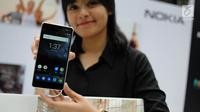 Seorang pramuniaga menunjukkan ponsel Android Nokia 3 saat acara peluncuran di Jakarta, Kamis (14/9). Nokia 3 dibanderol dengan harga Rp 1,9 juta dan bakal tersedia pada awal Oktober mendatang. (Liputan6.com/Faizal Fanani)