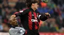 Paolo Maldini berebut bola dengan penyerang PSG Nicolas Anelka selama pertandingan Liga Champions 14 Februari 2001. Setelah pensiun, nomor punggung 3 yang dikenakan Maldini dipensiunkan dan bisa dipakai oleh keturunan Maldini. (AFP Photo/Gabriel Bouys)