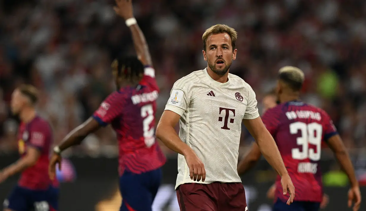 Pemain Bayern Munchen, Harry Kane saat laga Piala Super Jerman 2023 melawan RB Leipzig di Allianz Arena, Munchen, Jerman, Minggu (13/08/2023) dini hari WIB. (AFP/Christof Stache)