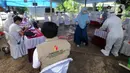 Petugas Kelompok Penyelenggara Pemungutan Suara (KPPS) memakai baju hazmat saat Pilkada Tangerang Selatan 2020 di TPS 46, Paku Jaya, Serpong Utara, Rabu (9/12/2020). Para petugas KPPS di TPS 46 ini mengunakan seragam APD untuk mengantisipasi penyebaran COVID-19. (merdeka.com/Arie Basuki)