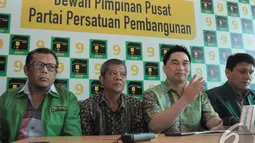 Sekjen PPP versi Djan Faridz, Dimyati Natakusumahdi (kedua kanan) mengatakan bahwa PPP akan mengadakan Mukernas pada 10-13 Desember 2014 mendatang, Jakarta, Senin (8/10/2014). (Liputan6.com/Herman Zakharia)