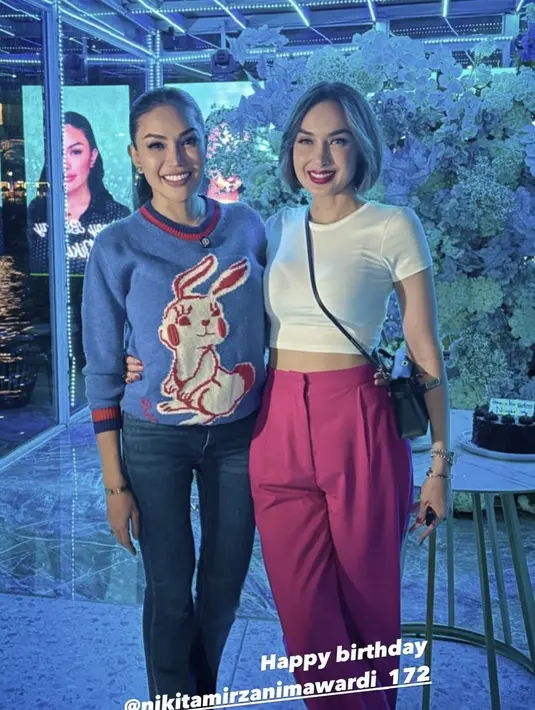 Sara Wijayanto hadir mengenakan t shirt putih ketat dipadukan celana panjang fuschia. Sementara Nikita, mengenakan sweater biru gambar kelinci dipadukan celana denimnya. [@sarawijayanto]