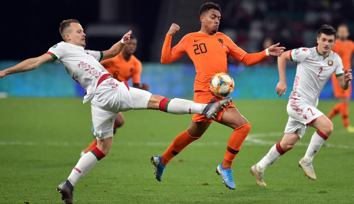 Donyell Malen - Pemain yang berumur 22 tahun ini, tampil impresif ketika membela PSV Eindhoven dengan melesatkan 27 gol dan 10 assist pada musim ini. Tak khayal jika dirinya dipanggil untuk membela Timnas Belanda dalam perhelatan Euro tahun ini. (Foto: AFP/Sergei Gapon)
