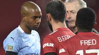 Pada laga derby melawan Manchester City, Bruno Fernandes terlihat adu mulut dengan Fernandinho. (Foto: AFP/Pool/Peter Powell)