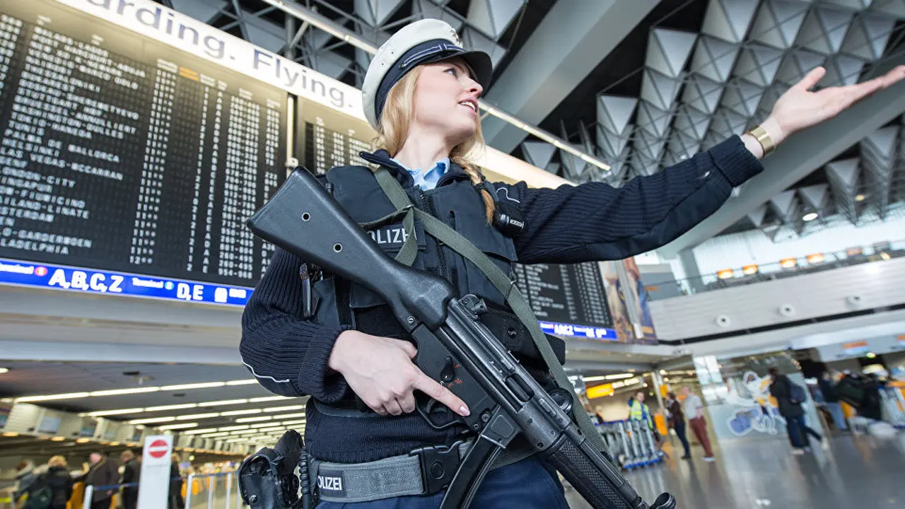 Petugas keamanan dikerahkan untuk berjaga di Bandara Internasional Stuttgart, setelah muncul ancaman serangan teror (AFP)