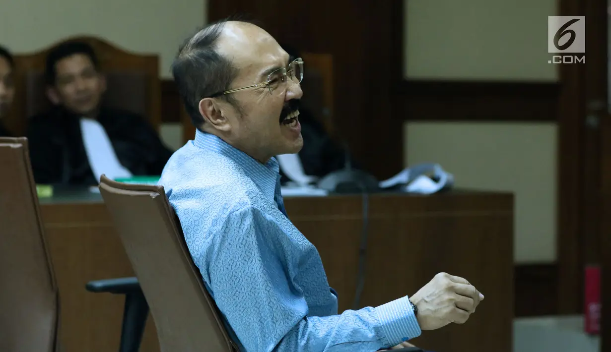 Terdakwa merintangi penyidikan KPK pada kasus korupsi e-KTP, Fredrich Yunadi saat sidang putusan di Pengadilan Tipikor, Jakarta, Kamis (28/6). Terdakwadinyatakan bersalah, dihukum tujuh tahun penjara, denda Rp 500 juta. (Liputan6.com/Helmi Fithriansyah)
