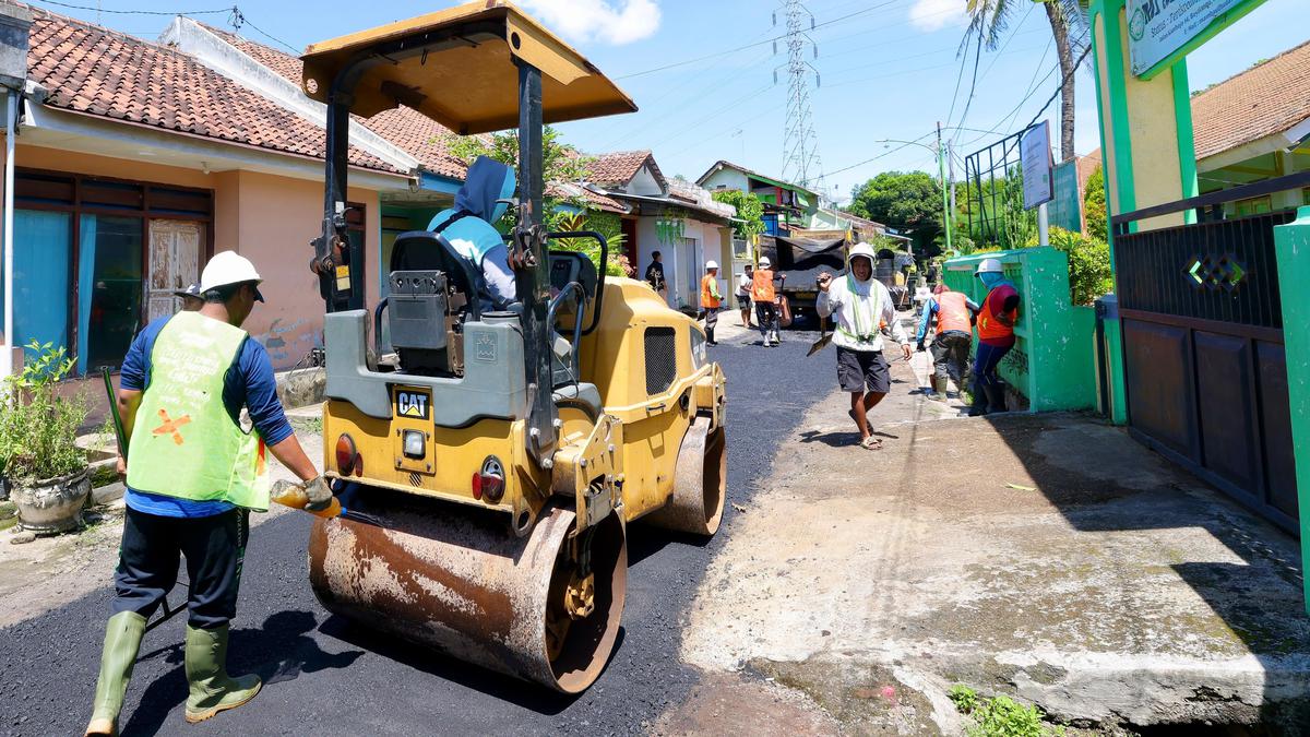 Sambut Arus Mudik Lebaran, Banyuwangi Gencarkan Penambalan Jalan Berlubang