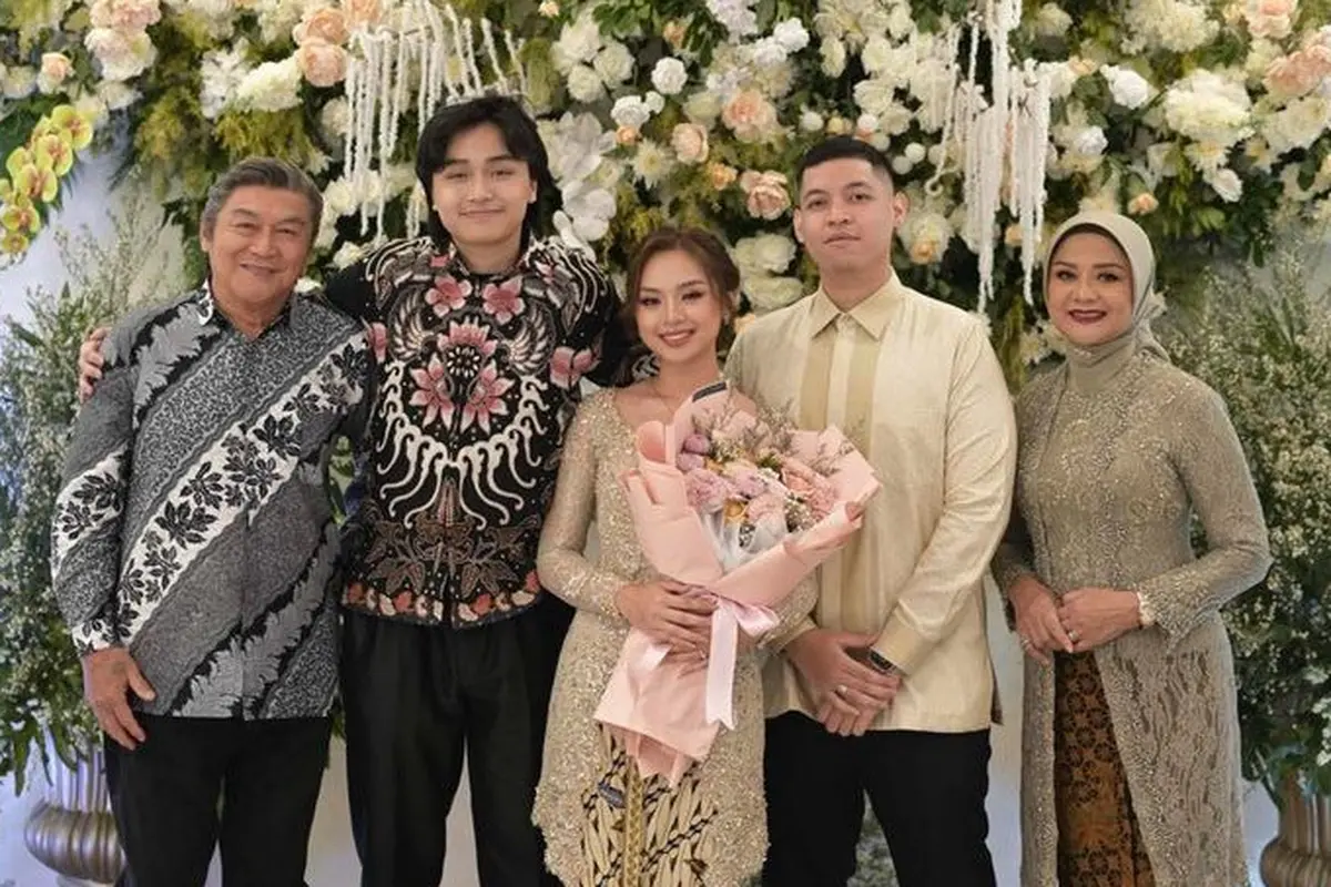 Putri Willy Dozan dan Betharia Sonata saat Tunangan