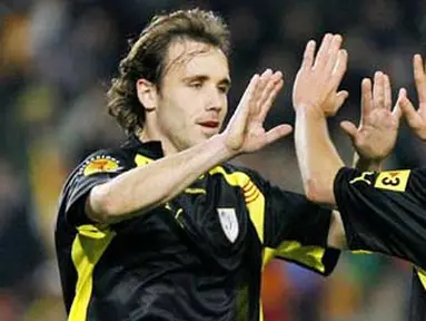 Catalunya's Joan Verdu (L) is congratuled by his teamate Bojan Krkic (R) after scoring against National Colombian team during a friendly football match on December 28, 2008 at Camp Nou stadium in Barcelona. AFP PHOTO/ JOSEP LAGO 
