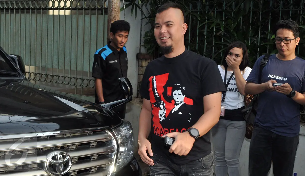  Ahmad Dhani saat melakukan pertemuan dengan Ketua Tim Penjaringan Cagub DKI Jakarta dari Partai Gerindra Syarief di kediamannya, Jakarta, (17/2). Ahmad Dhani menjadi sosok yang memikat  jelang bursa Pilkada DKI Jakarta.  (Liputan6.com/Johan Tallo)