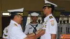 Citizen6, Surabaya: Penyematan tanda siswa oleh Dankobangdikal kepada perwakilan siswa, di Auditorium Marore  STTAL, Kesatrian Bumimoro, Kobangdikal, Surabaya. (Pengirim: Penkobangdikal).