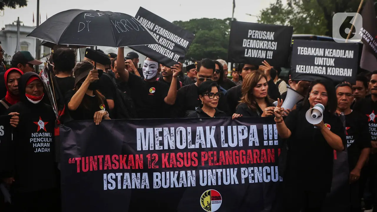 Aktivis Bacakan Petisi Masyarakat Sipil untuk Istana di Kamisan ke-804