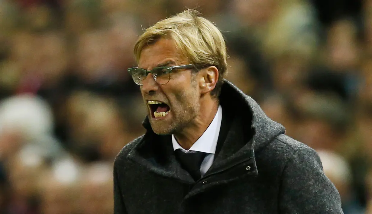 Pelatih Liverpool, Jurgen Klopp memberikan intruksi pada pemainnya pada  laga lanjutan Grup B Liga Europa di Anfield, Jumat (23/10/2015). Liverpool bermain imbang dengan Rubin Kazan dengan skor 1-1. (Reuters/Phil Noble)