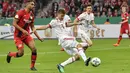 Penyerang Bayern Munchen, Thomas Mueller, melepaskan tendangan ke gawang Bayer Leverkusen pada laga DFB Pokal di Stadion BayArena, Selasa (17/4/2018). Bayern Munchen menang 6-2 atas Bayer Leverkusen. (AP/Martin Meissner)