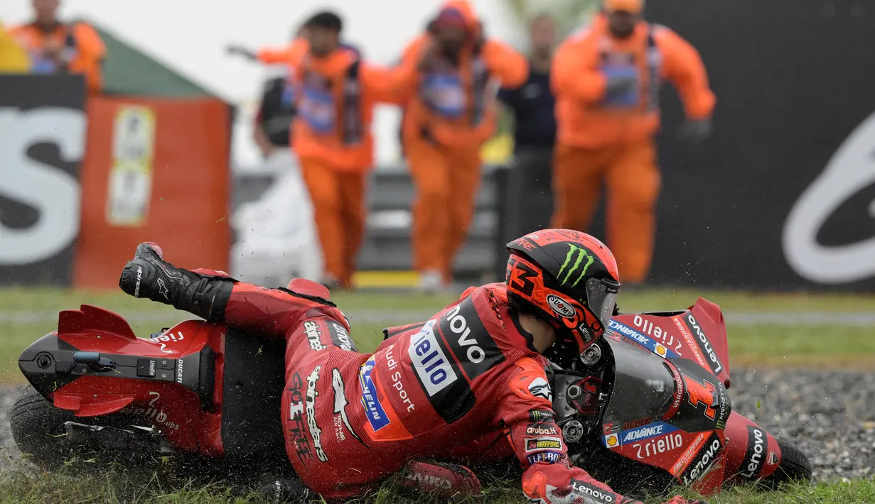 Pada lap ke-17, Francesco Bagnaia yang merupakan juara dunia bertahan terjatuh di Tikungan 13. (AFP/Juan Mabromata)